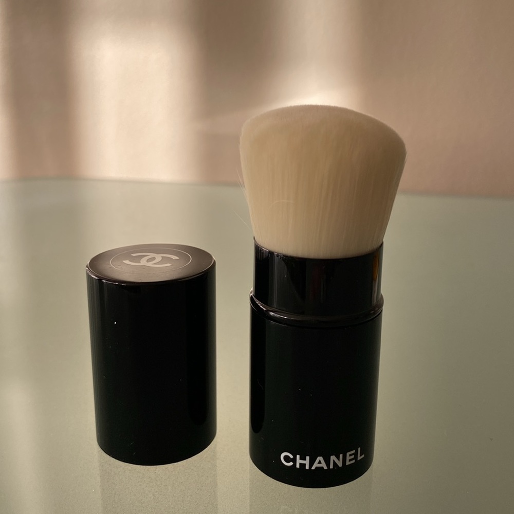 NEW Auth. CHANEL
LES PINCEAUX DE CHANEL
Retractable Kabuki Brush N°108 - Picture 2 of 8